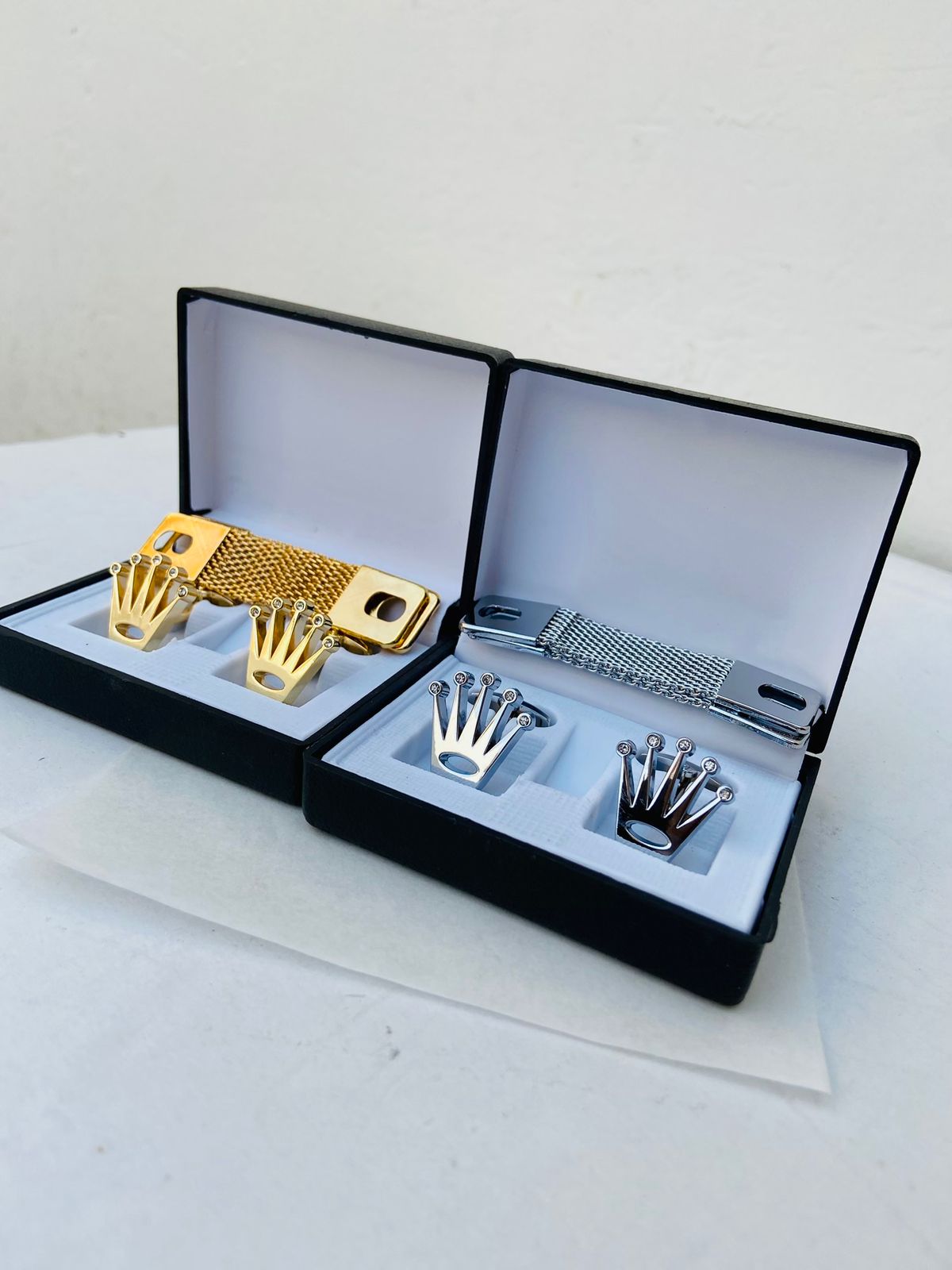 Crown cufflinks with logo box and chain – photo 3